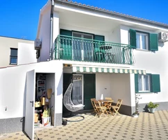 Vodice – Casa con 2 apartamentos, a 150 m de la playa, renovada en 2025
