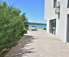 Vodice, Srima - PRIMA FILA SUL MARE * VISTA MARE * appartamento con giardino