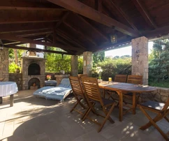 Atractiva casa de piedra en una ubicación tranquila.