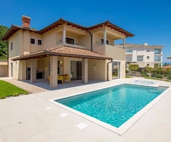 Új villa medencével egy sziklán, közvetlenül a tengerparton, Isztria, Opatija