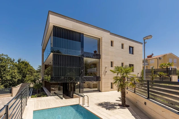 Krk, Malinska-Dubašnica, apartamento de lujo en una villa, jardín privado y piscina, a 250 m del mar