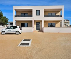 Vodice – appartamento con giardino in zona tranquilla