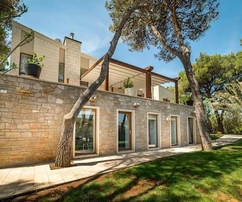 Luxusná vila na predaj len 35 metrov od mora na ostrove Brač v Chorvátsku