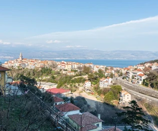 EXKLUSIVE MÖBLIERTE WOHNUNG MIT PANORAMABLICK AUF DAS MEER, IN ATTRAKTIVER LAGE, 700 M VOM MEER ENTFERNT!
