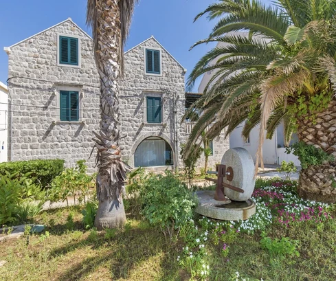 Casa in pietra sul mare sull'isola di Sipan