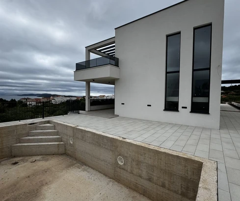 Vodice, 2 szobás luxus apartman medencével, garázzsal és panorámás tengerre néző kilátással