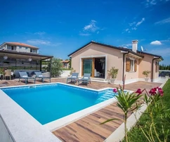 Bellissima casa a un piano con piscina e ampio cortile, Istria, Parenzo