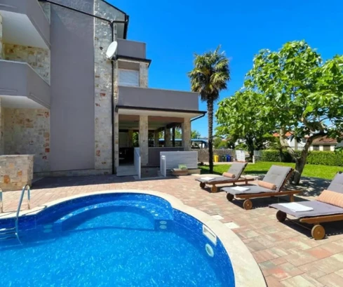 Île de Krk, Malinska – maison avec piscine, vue sur la mer, 150 m²