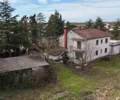 Istria, Poreč, Propiedad ideal para vivir o alquilar: dos unidades, garaje y gran parcela