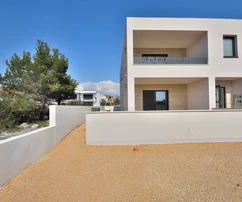 Vodice – appartamento con giardino in zona tranquilla