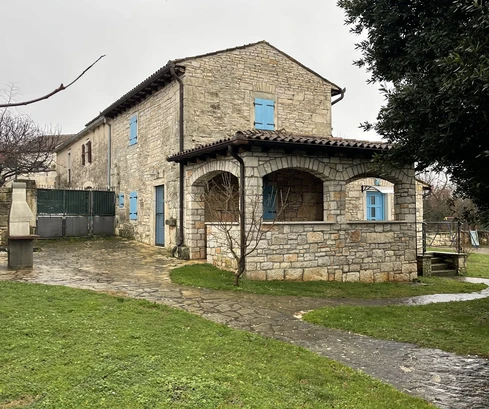 Istria, Kanfanar – Villa in pietra con piscina e giardino