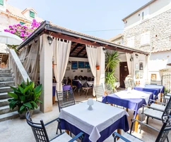 Incantevole antica casa in pietra con appartamenti e ristorante in vendita a Supetar in Croazia