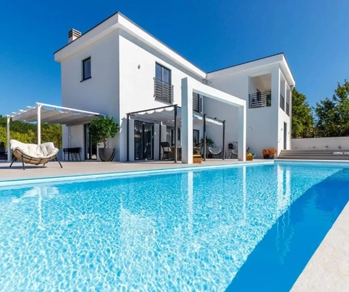 Moderní vila s bazénem na prodej v Kanfanaru v Chorvatsku