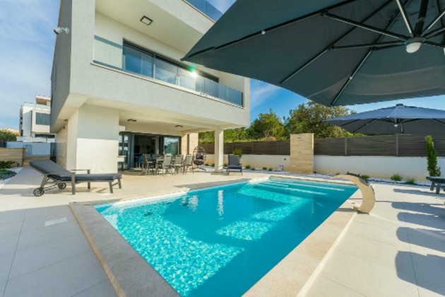 Luxury Villa with Sea View and Heated Pool – Zaton