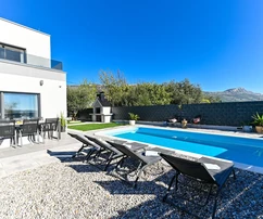 Kaštela, newly built house with pool and sea view