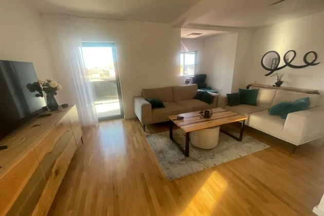 Vodice – Luxusne zrekonštruovaný a kompletne zariadený byt so 4 spálňami – 500 m od pláže