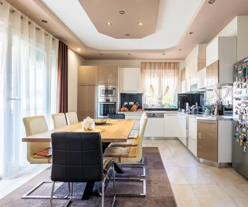 Spaziosa casa in vendita vicino al mare a Okrug in Croazia