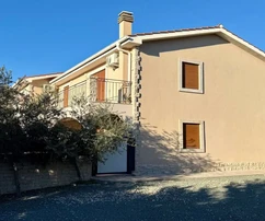 ATTRAENTE VILLETTA BIFAMILIARE CON PISCINA E VISTA MARE, IN UNA ZONA TRANQUILLA!