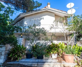 Kuća na prodaju prvi red do mora Brač Sumartin