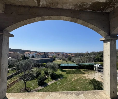 Istria, Rovinjsko Selo, 2 apartamenty w stanie surowym, niedokończony ogród 591 m²