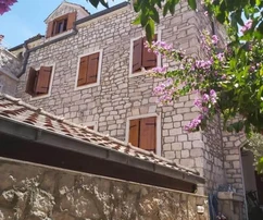 Kőház Supetar központjában, Brač szigetén