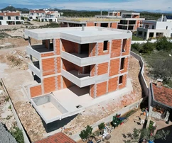 Vodice – Luxus két szintes S2 apartman medencével és kerttel, tengerre néző kilátással