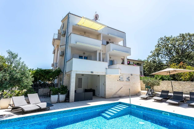 Apartmánová vila na predaj v Okrugu blízko mora v Chorvátsku