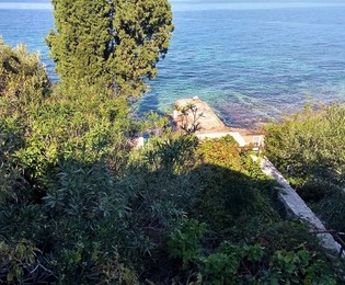 Tradizionale casa in pietra sul mare con cortile a Brac in vendita