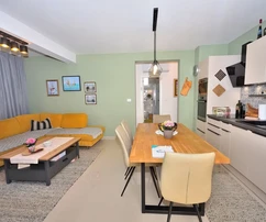 Vodice – Möblierte Dreizimmerwohnung mit Garten, 500 m vom Strand entfernt