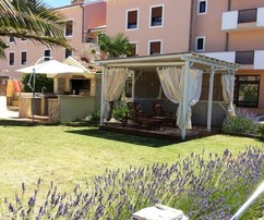 Großzügige Wohnung im Erdgeschoss direkt am Meer zu verkaufen in Kroatien