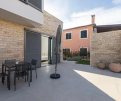 Maison moderne avec piscine disponible à Umag Finida en Croatie