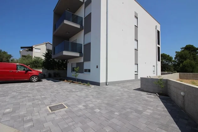 Lado sur de la isla de Vir, apartamento en el 2º piso (agua y alcantarillado)