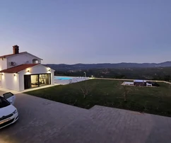 Villa con piscina en venta en Istria que ofrece vistas panorámicas en Croacia