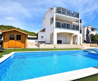 Casa con piscina disponibile per l'acquisto a Tribunj