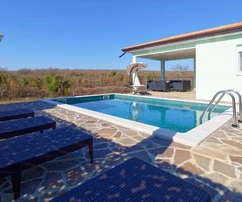 Umag: Incantevole casa indipendente su un unico piano con piscina