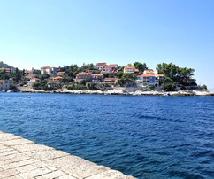 Splendido terreno con vista sul mare in vendita nel villaggio di Korcula