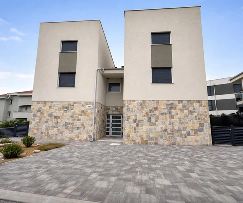 Pag, Šimuni, négyszobás lakás új építésű épületben, 100 méterre a tengertől