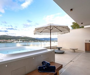Ville di lusso sulla spiaggia in vendita a Trogir con piscine