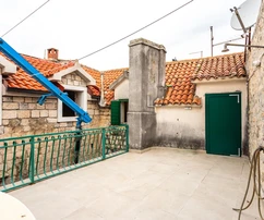 Kaštel Stari, casa de piedra cerca del mar