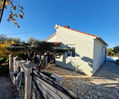 Doppelhaushälfte mit Pool in Pula zu verkaufen in Kroatien