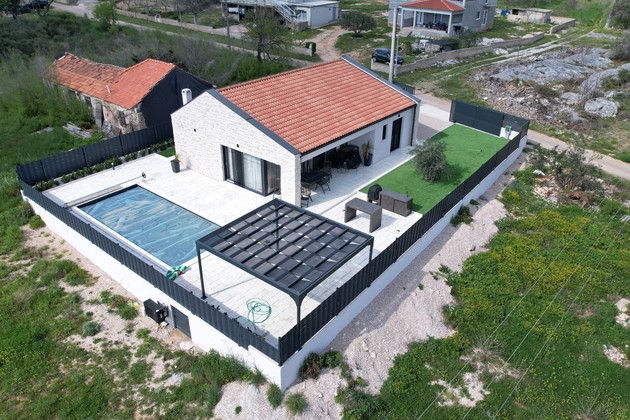 Maison en pierre de plain-pied disponible à Danilo Biranj