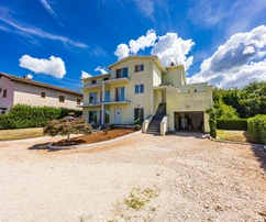 Umag, Istria: Priestranný dom na 3 podlažia, 4 byty