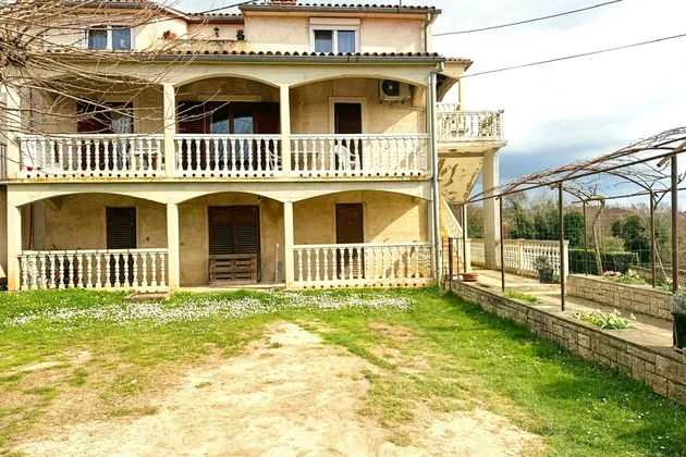 Istrie, Poreč : Maison avec 3 appartements et terrain