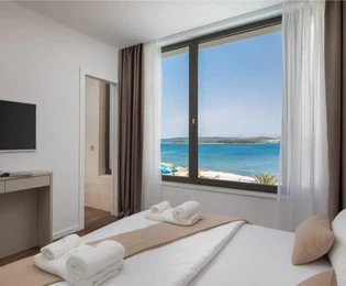Moderna villa in vendita con vista mare a Tkon in Croazia