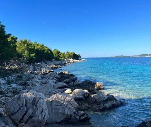 Ražanj, terrain agricole de 7084 m2, première ligne face à la mer