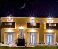 Zona di Umag: Opportunità di investimento unica con edificio commerciale e casa di appartamenti