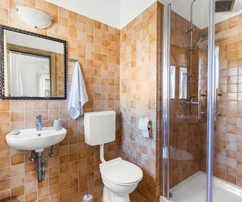 Moderní kamenný dům s bazénem na prodej ve Svetvinčenatu v Chorvatsku