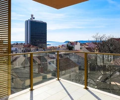 Prostorný třípokojový byt na prodej v centru Splitu s prémiovým vybavením v Chorvatsku