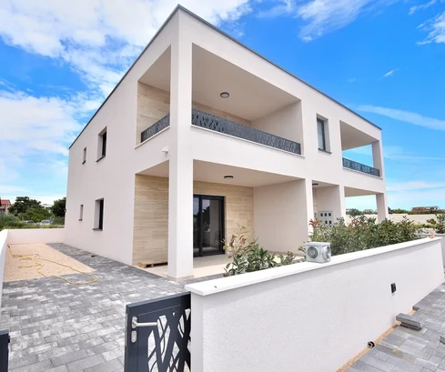 Vodice - apartament z ogrodem w małej miejskiej willi