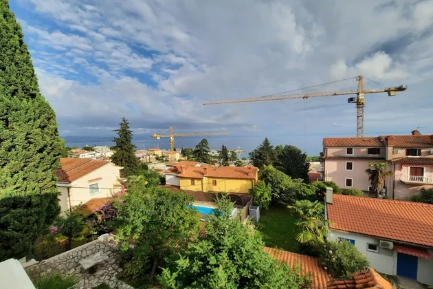 ATTRAKTIVE WOHNUNG MIT MEERBLICK UND GARTEN, IN RUHIGER LAGE, 250 M VOM STRAND ENTFERNT!